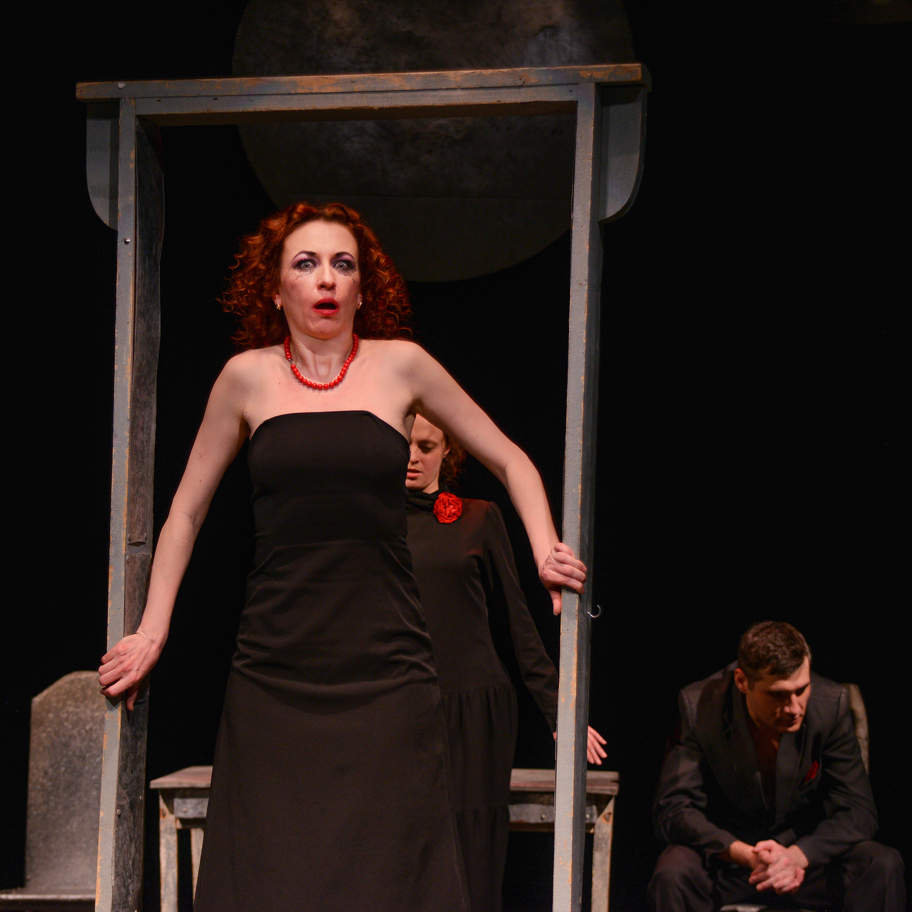 За закрытыми дверями спектакль. Спектакль "за закрытой дверью". Сартр за закрытыми дверями. Пьеса за закрытыми дверями сартр. Видео за закрытыми дверями.